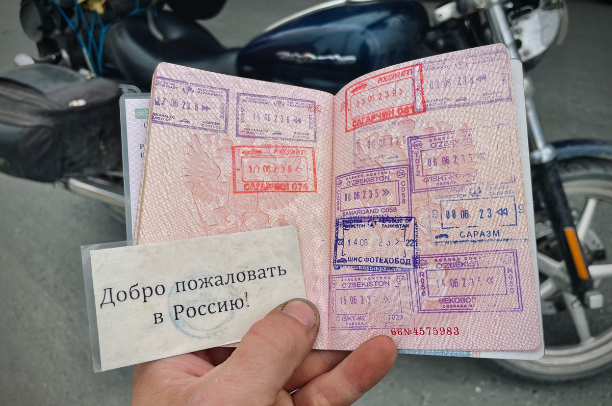 Владимирский путешественник Игорь Икшаков проехал через три страны на мотоцикле в сторону горной системы Памир. Весь путь через Казахстан, Узбекистан, Таджикистан и обратно занял у него 17 дней. Преодолеть пришлось почти девять тысяч километров. И без приключений в пути, естественно, не обошлось.