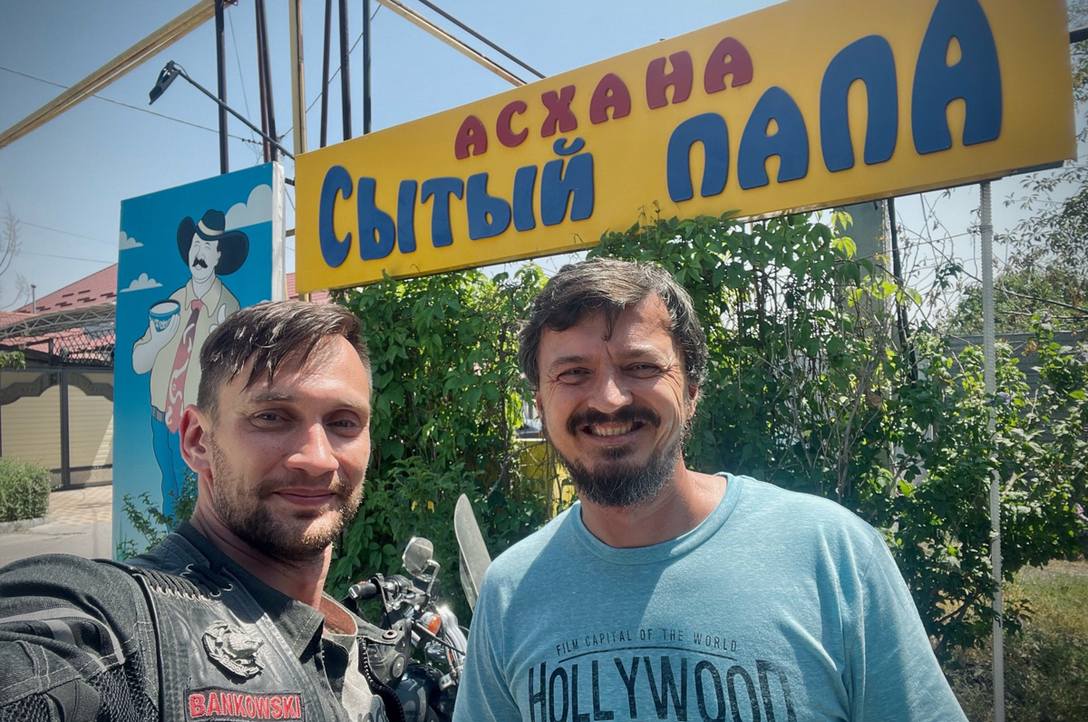 Владимирский путешественник Игорь Икшаков проехал через три страны на мотоцикле в сторону горной системы Памир. Весь путь через Казахстан, Узбекистан, Таджикистан и обратно занял у него 17 дней. Преодолеть пришлось почти девять тысяч километров. И без приключений в пути, естественно, не обошлось.