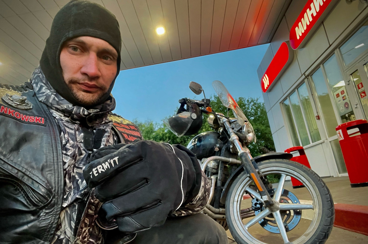 Владимирский путешественник Игорь Икшаков проехал через три страны на мотоцикле в сторону горной системы Памир. Весь путь через Казахстан, Узбекистан, Таджикистан и обратно занял у него 17 дней. Преодолеть пришлось почти девять тысяч километров. И без приключений в пути, естественно, не обошлось.