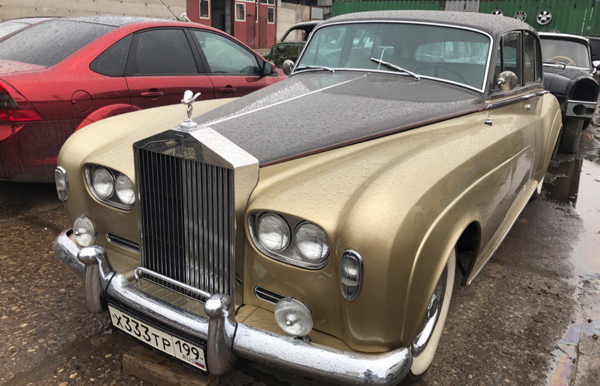 Вот уже 15 лет Олег Алмаев спасает жизни. Только достает он с того света раритетные автомобили. В его гараже побывали и «Москвичи» с «Чайками», и Rolls-Royce с Porsche. Около 130 винтажных машин усилиями команды реставратора крепко встали на все четыре колеса. Об удивительном ремесле, превращающем «суповые наборы» в ретротранспорт стоимостью в десятки миллионов рублей, мастер рассказал нам.