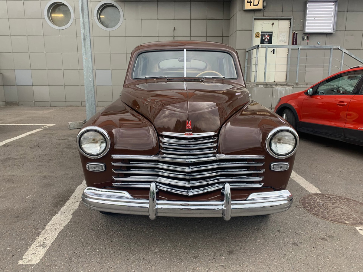 Вот уже 15 лет Олег Алмаев спасает жизни. Только достает он с того света раритетные автомобили. В его гараже побывали и «Москвичи» с «Чайками», и Rolls-Royce с Porsche. Около 130 винтажных машин усилиями команды реставратора крепко встали на все четыре колеса. Об удивительном ремесле, превращающем «суповые наборы» в ретротранспорт стоимостью в десятки миллионов рублей, мастер рассказал нам.