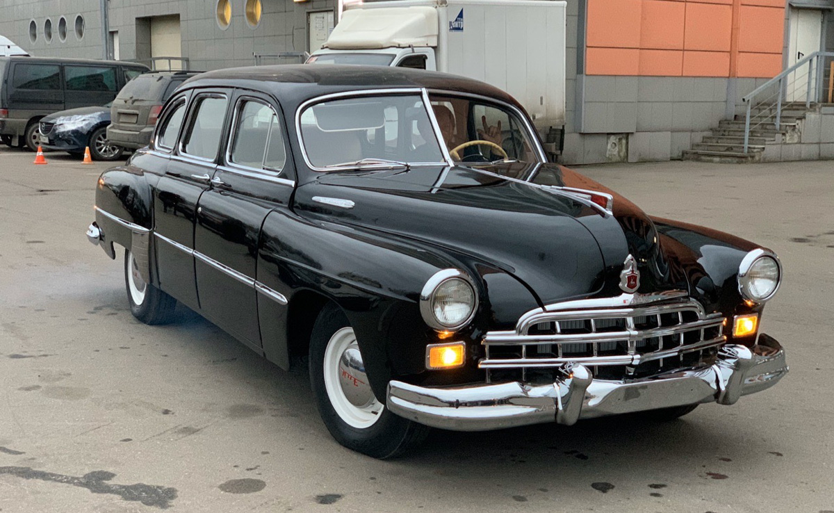 Вот уже 15 лет Олег Алмаев спасает жизни. Только достает он с того света раритетные автомобили. В его гараже побывали и «Москвичи» с «Чайками», и Rolls-Royce с Porsche. Около 130 винтажных машин усилиями команды реставратора крепко встали на все четыре колеса. Об удивительном ремесле, превращающем «суповые наборы» в ретротранспорт стоимостью в десятки миллионов рублей, мастер рассказал нам.