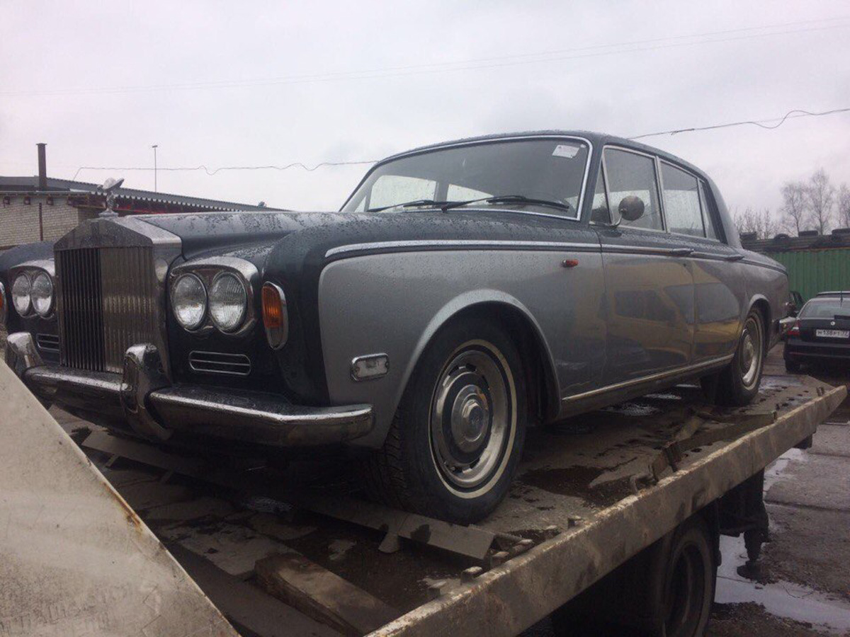 Вот уже 15 лет Олег Алмаев спасает жизни. Только достает он с того света раритетные автомобили. В его гараже побывали и «Москвичи» с «Чайками», и Rolls-Royce с Porsche. Около 130 винтажных машин усилиями команды реставратора крепко встали на все четыре колеса. Об удивительном ремесле, превращающем «суповые наборы» в ретротранспорт стоимостью в десятки миллионов рублей, мастер рассказал нам.