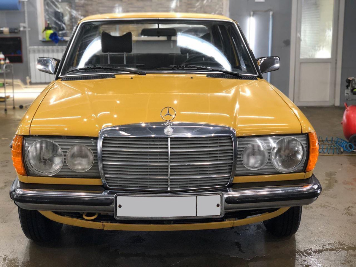 Вот уже 15 лет Олег Алмаев спасает жизни. Только достает он с того света раритетные автомобили. В его гараже побывали и «Москвичи» с «Чайками», и Rolls-Royce с Porsche. Около 130 винтажных машин усилиями команды реставратора крепко встали на все четыре колеса. Об удивительном ремесле, превращающем «суповые наборы» в ретротранспорт стоимостью в десятки миллионов рублей, мастер рассказал нам.