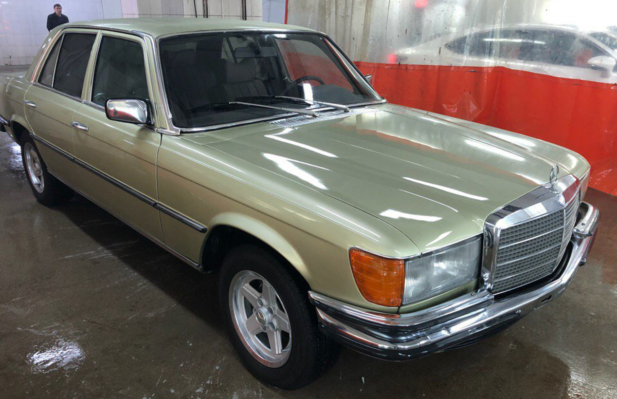 Вот уже 15 лет Олег Алмаев спасает жизни. Только достает он с того света раритетные автомобили. В его гараже побывали и «Москвичи» с «Чайками», и Rolls-Royce с Porsche. Около 130 винтажных машин усилиями команды реставратора крепко встали на все четыре колеса. Об удивительном ремесле, превращающем «суповые наборы» в ретротранспорт стоимостью в десятки миллионов рублей, мастер рассказал нам.