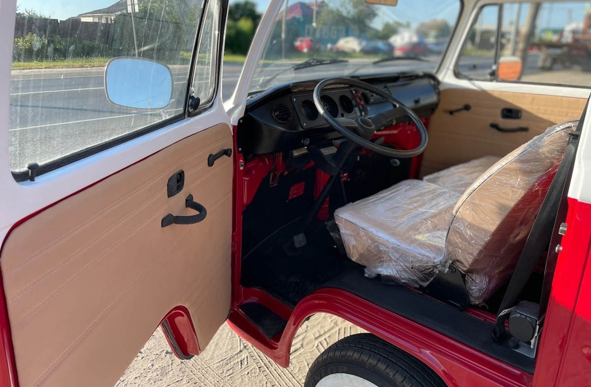 Вот уже 15 лет Олег Алмаев спасает жизни. Только достает он с того света раритетные автомобили. В его гараже побывали и «Москвичи» с «Чайками», и Rolls-Royce с Porsche. Около 130 винтажных машин усилиями команды реставратора крепко встали на все четыре колеса. Об удивительном ремесле, превращающем «суповые наборы» в ретротранспорт стоимостью в десятки миллионов рублей, мастер рассказал нам.