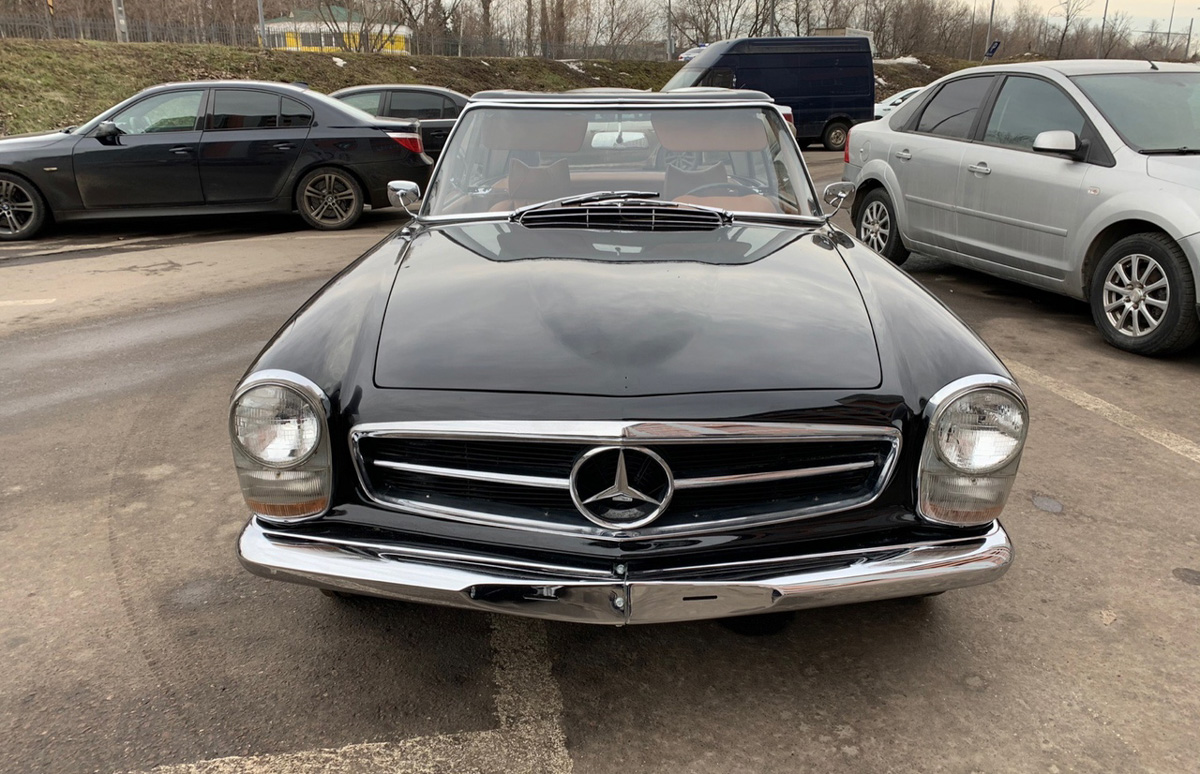 Вот уже 15 лет Олег Алмаев спасает жизни. Только достает он с того света раритетные автомобили. В его гараже побывали и «Москвичи» с «Чайками», и Rolls-Royce с Porsche. Около 130 винтажных машин усилиями команды реставратора крепко встали на все четыре колеса. Об удивительном ремесле, превращающем «суповые наборы» в ретротранспорт стоимостью в десятки миллионов рублей, мастер рассказал нам.