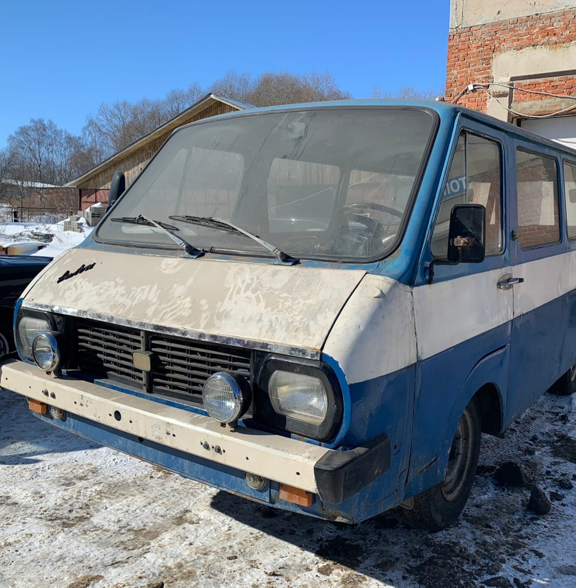 Вот уже 15 лет Олег Алмаев спасает жизни. Только достает он с того света раритетные автомобили. В его гараже побывали и «Москвичи» с «Чайками», и Rolls-Royce с Porsche. Около 130 винтажных машин усилиями команды реставратора крепко встали на все четыре колеса. Об удивительном ремесле, превращающем «суповые наборы» в ретротранспорт стоимостью в десятки миллионов рублей, мастер рассказал нам.