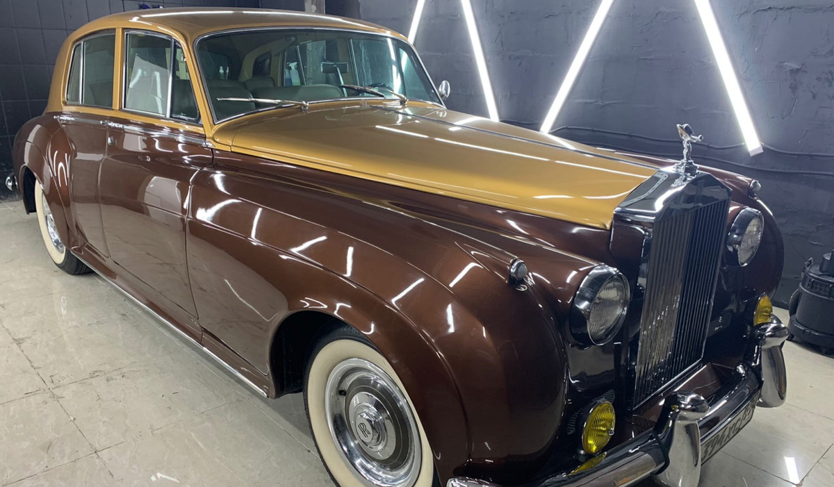 Вот уже 15 лет Олег Алмаев спасает жизни. Только достает он с того света раритетные автомобили. В его гараже побывали и «Москвичи» с «Чайками», и Rolls-Royce с Porsche. Около 130 винтажных машин усилиями команды реставратора крепко встали на все четыре колеса. Об удивительном ремесле, превращающем «суповые наборы» в ретротранспорт стоимостью в десятки миллионов рублей, мастер рассказал нам.