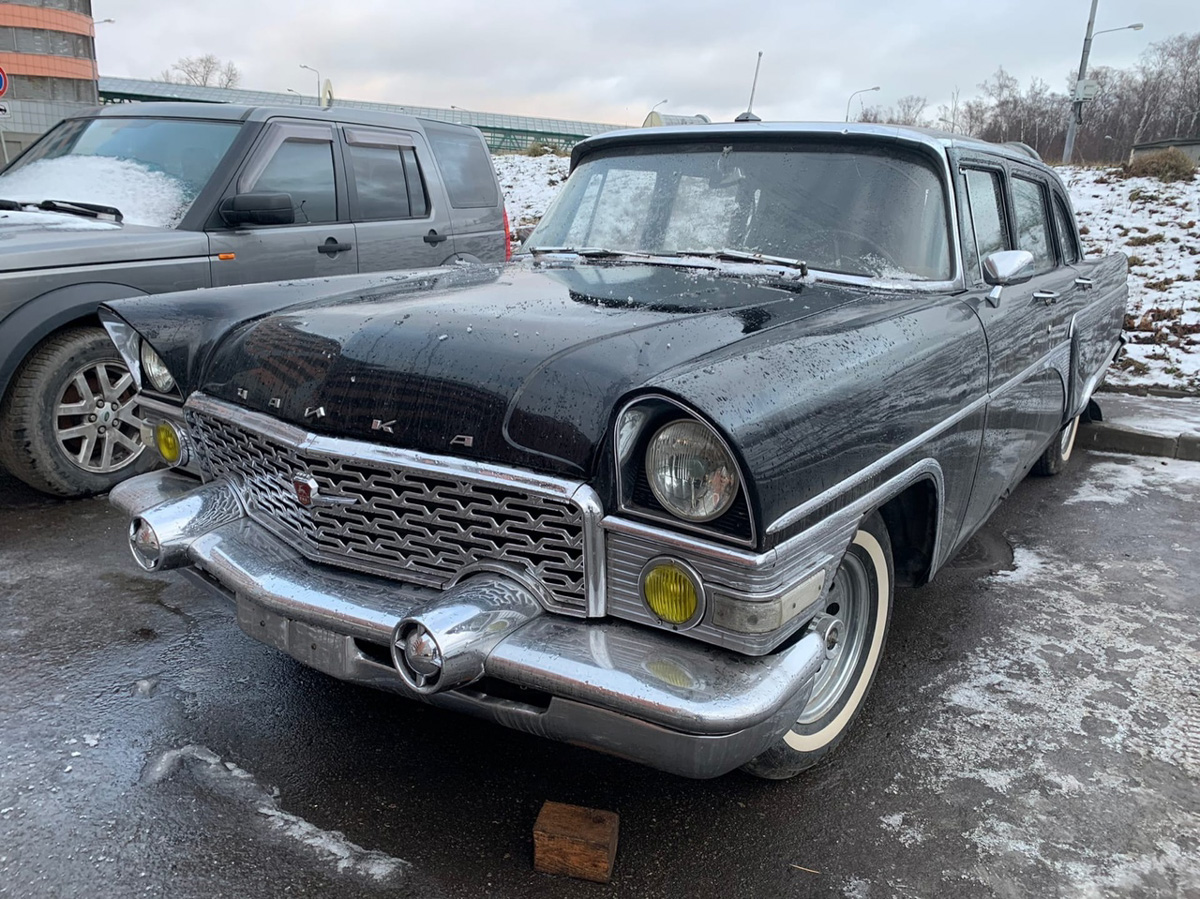 Вот уже 15 лет Олег Алмаев спасает жизни. Только достает он с того света раритетные автомобили. В его гараже побывали и «Москвичи» с «Чайками», и Rolls-Royce с Porsche. Около 130 винтажных машин усилиями команды реставратора крепко встали на все четыре колеса. Об удивительном ремесле, превращающем «суповые наборы» в ретротранспорт стоимостью в десятки миллионов рублей, мастер рассказал нам.