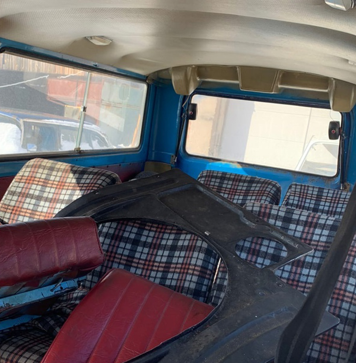 Вот уже 15 лет Олег Алмаев спасает жизни. Только достает он с того света раритетные автомобили. В его гараже побывали и «Москвичи» с «Чайками», и Rolls-Royce с Porsche. Около 130 винтажных машин усилиями команды реставратора крепко встали на все четыре колеса. Об удивительном ремесле, превращающем «суповые наборы» в ретротранспорт стоимостью в десятки миллионов рублей, мастер рассказал нам.