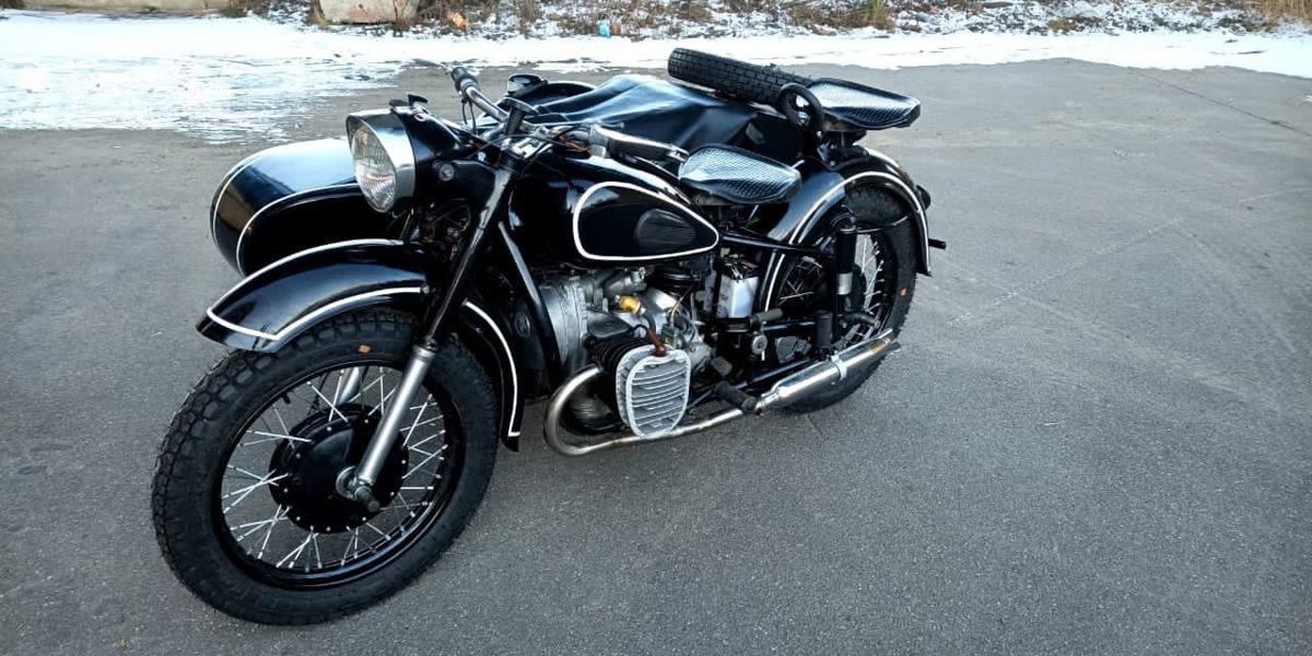 Вот уже 15 лет Олег Алмаев спасает жизни. Только достает он с того света раритетные автомобили. В его гараже побывали и «Москвичи» с «Чайками», и Rolls-Royce с Porsche. Около 130 винтажных машин усилиями команды реставратора крепко встали на все четыре колеса. Об удивительном ремесле, превращающем «суповые наборы» в ретротранспорт стоимостью в десятки миллионов рублей, мастер рассказал нам.