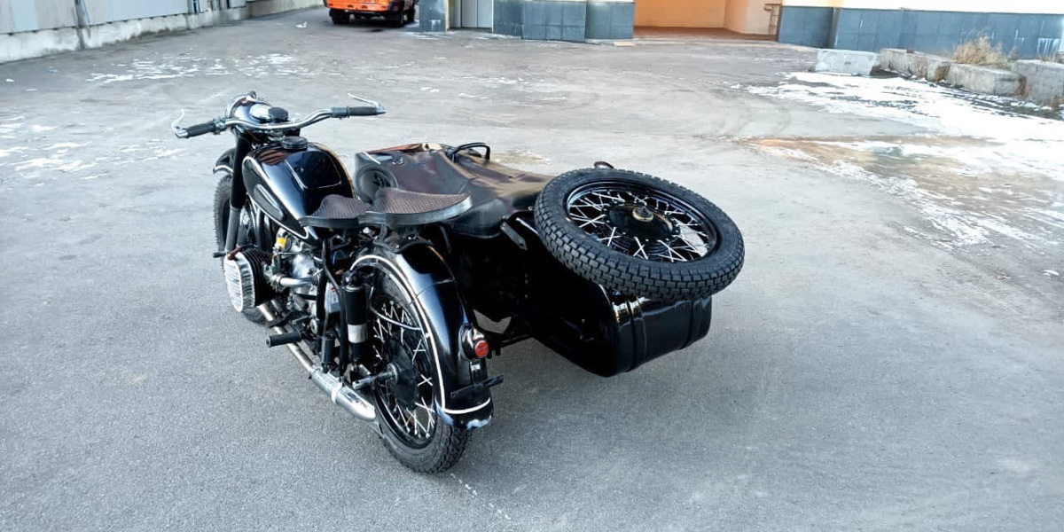 Вот уже 15 лет Олег Алмаев спасает жизни. Только достает он с того света раритетные автомобили. В его гараже побывали и «Москвичи» с «Чайками», и Rolls-Royce с Porsche. Около 130 винтажных машин усилиями команды реставратора крепко встали на все четыре колеса. Об удивительном ремесле, превращающем «суповые наборы» в ретротранспорт стоимостью в десятки миллионов рублей, мастер рассказал нам.