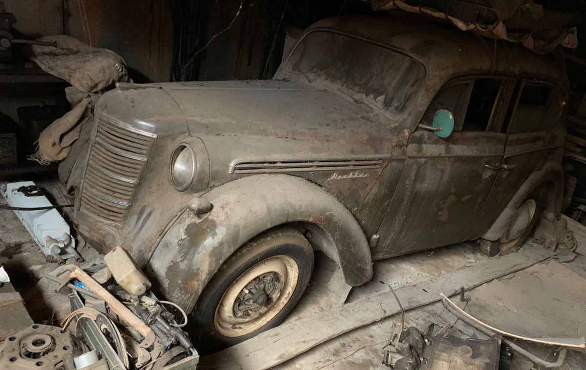 Вот уже 15 лет Олег Алмаев спасает жизни. Только достает он с того света раритетные автомобили. В его гараже побывали и «Москвичи» с «Чайками», и Rolls-Royce с Porsche. Около 130 винтажных машин усилиями команды реставратора крепко встали на все четыре колеса. Об удивительном ремесле, превращающем «суповые наборы» в ретротранспорт стоимостью в десятки миллионов рублей, мастер рассказал нам.