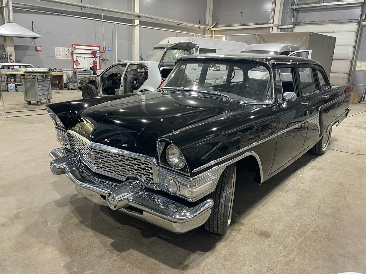 Вот уже 15 лет Олег Алмаев спасает жизни. Только достает он с того света раритетные автомобили. В его гараже побывали и «Москвичи» с «Чайками», и Rolls-Royce с Porsche. Около 130 винтажных машин усилиями команды реставратора крепко встали на все четыре колеса. Об удивительном ремесле, превращающем «суповые наборы» в ретротранспорт стоимостью в десятки миллионов рублей, мастер рассказал нам.