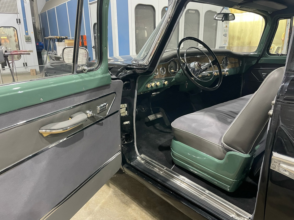 Вот уже 15 лет Олег Алмаев спасает жизни. Только достает он с того света раритетные автомобили. В его гараже побывали и «Москвичи» с «Чайками», и Rolls-Royce с Porsche. Около 130 винтажных машин усилиями команды реставратора крепко встали на все четыре колеса. Об удивительном ремесле, превращающем «суповые наборы» в ретротранспорт стоимостью в десятки миллионов рублей, мастер рассказал нам.