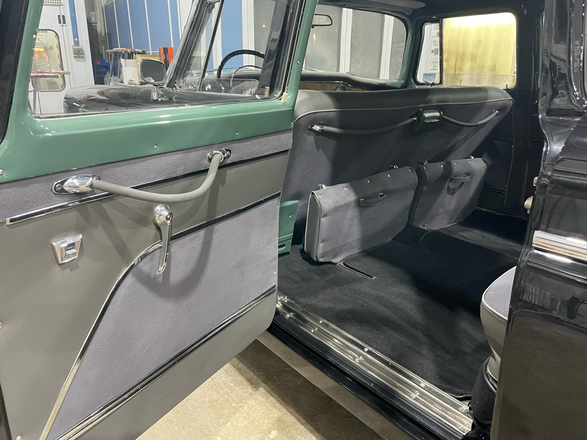 Вот уже 15 лет Олег Алмаев спасает жизни. Только достает он с того света раритетные автомобили. В его гараже побывали и «Москвичи» с «Чайками», и Rolls-Royce с Porsche. Около 130 винтажных машин усилиями команды реставратора крепко встали на все четыре колеса. Об удивительном ремесле, превращающем «суповые наборы» в ретротранспорт стоимостью в десятки миллионов рублей, мастер рассказал нам.