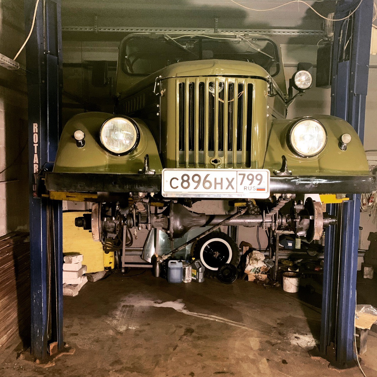 Вот уже 15 лет Олег Алмаев спасает жизни. Только достает он с того света раритетные автомобили. В его гараже побывали и «Москвичи» с «Чайками», и Rolls-Royce с Porsche. Около 130 винтажных машин усилиями команды реставратора крепко встали на все четыре колеса. Об удивительном ремесле, превращающем «суповые наборы» в ретротранспорт стоимостью в десятки миллионов рублей, мастер рассказал нам.