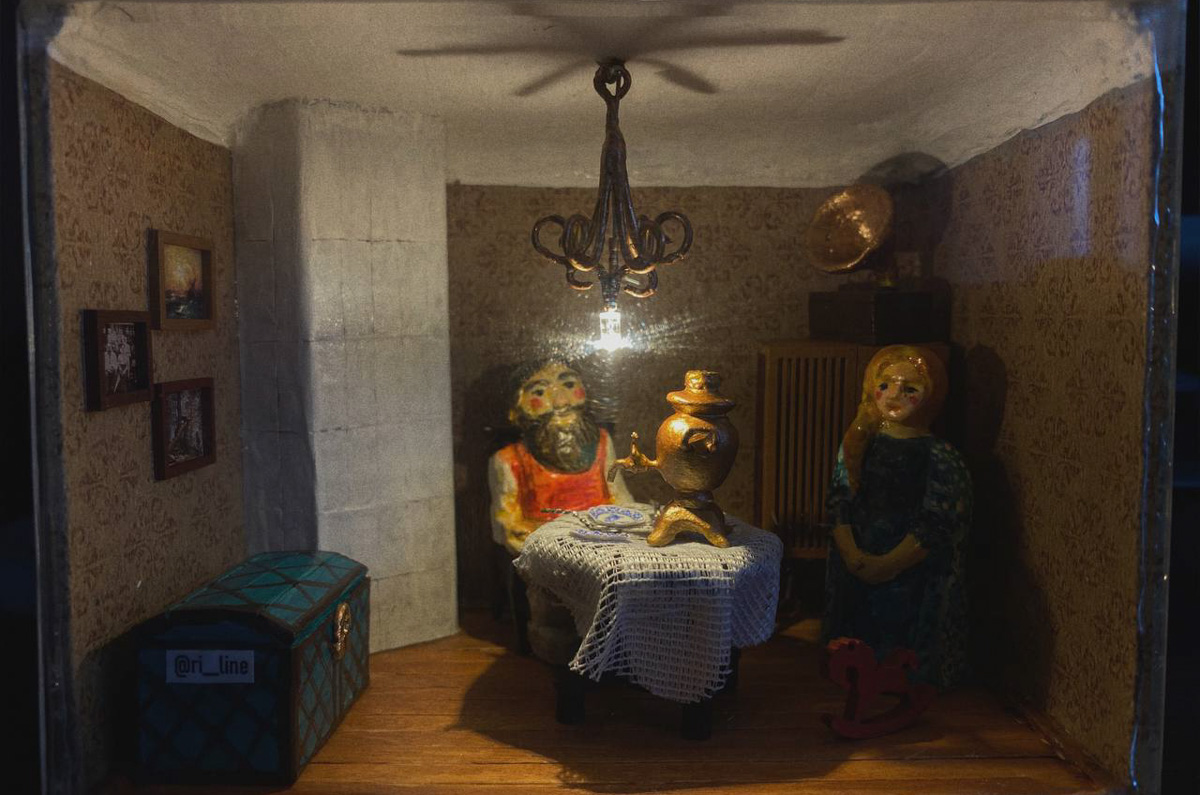 Уличные художники Владимира добавили новое задание к квесту по поиску мини-инсталляций в кирпичных кладках городских зданий. Тринадцатая по счету работа посвящена быту купеческой семьи. И найти ее можно по зажженному огоньку. Мы, например, это уже сделали.