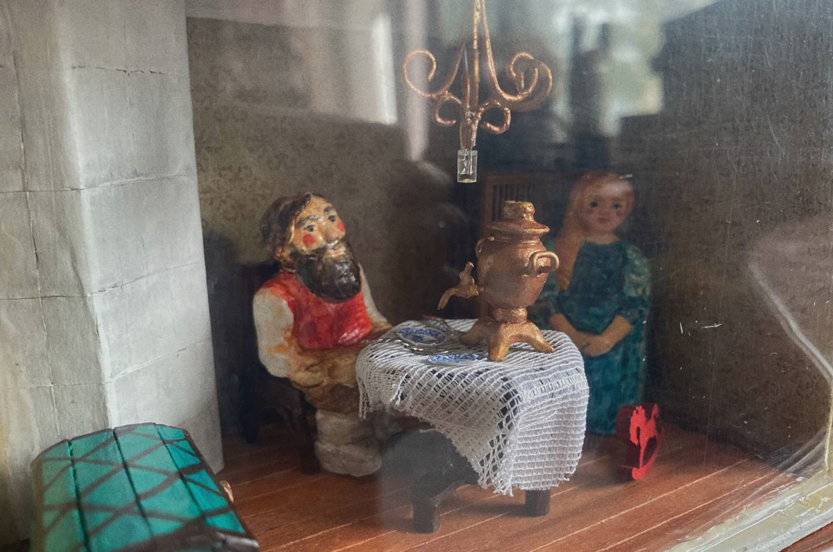 Уличные художники Владимира добавили новое задание к квесту по поиску мини-инсталляций в кирпичных кладках городских зданий. Тринадцатая по счету работа посвящена быту купеческой семьи. И найти ее можно по зажженному огоньку. Мы, например, это уже сделали.