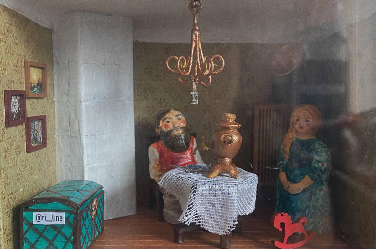 Уличные художники Владимира добавили новое задание к квесту по поиску мини-инсталляций в кирпичных кладках городских зданий. Тринадцатая по счету работа посвящена быту купеческой семьи. И найти ее можно по зажженному огоньку. Мы, например, это уже сделали.