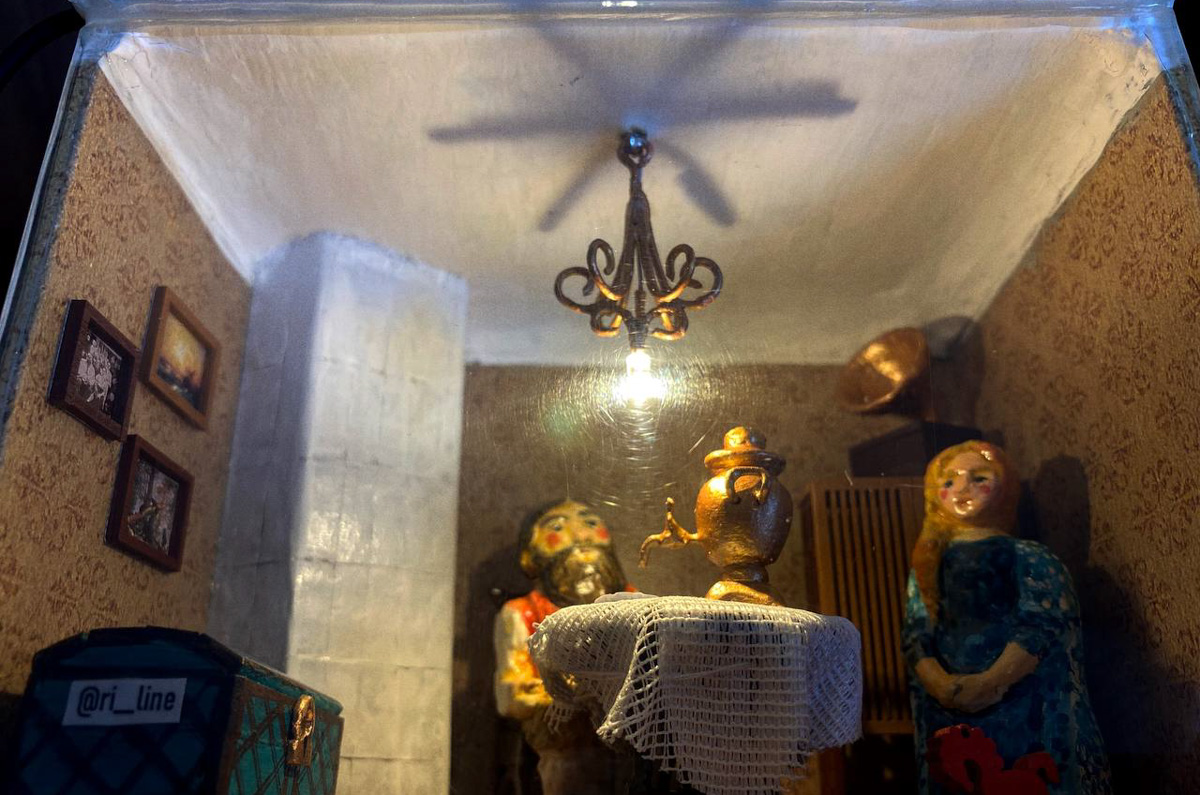 Уличные художники Владимира добавили новое задание к квесту по поиску мини-инсталляций в кирпичных кладках городских зданий. Тринадцатая по счету работа посвящена быту купеческой семьи. И найти ее можно по зажженному огоньку. Мы, например, это уже сделали.