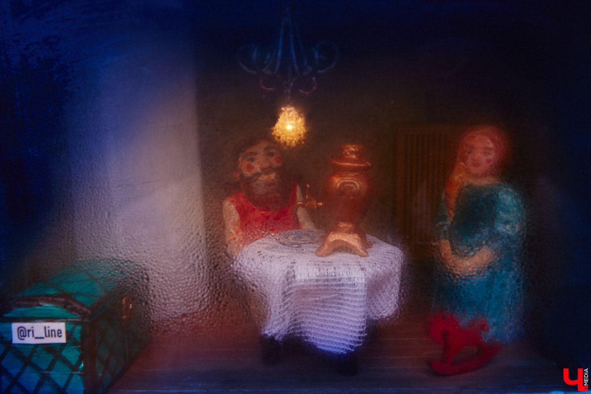 Уличные художники Владимира добавили новое задание к квесту по поиску мини-инсталляций в кирпичных кладках городских зданий. Тринадцатая по счету работа посвящена быту купеческой семьи. И найти ее можно по зажженному огоньку. Мы, например, это уже сделали.