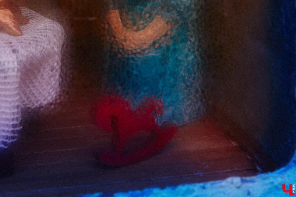 Уличные художники Владимира добавили новое задание к квесту по поиску мини-инсталляций в кирпичных кладках городских зданий. Тринадцатая по счету работа посвящена быту купеческой семьи. И найти ее можно по зажженному огоньку. Мы, например, это уже сделали.