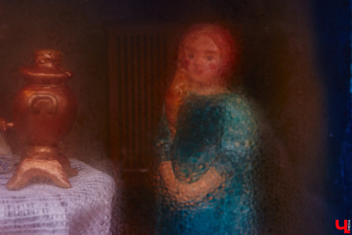 Уличные художники Владимира добавили новое задание к квесту по поиску мини-инсталляций в кирпичных кладках городских зданий. Тринадцатая по счету работа посвящена быту купеческой семьи. И найти ее можно по зажженному огоньку. Мы, например, это уже сделали.