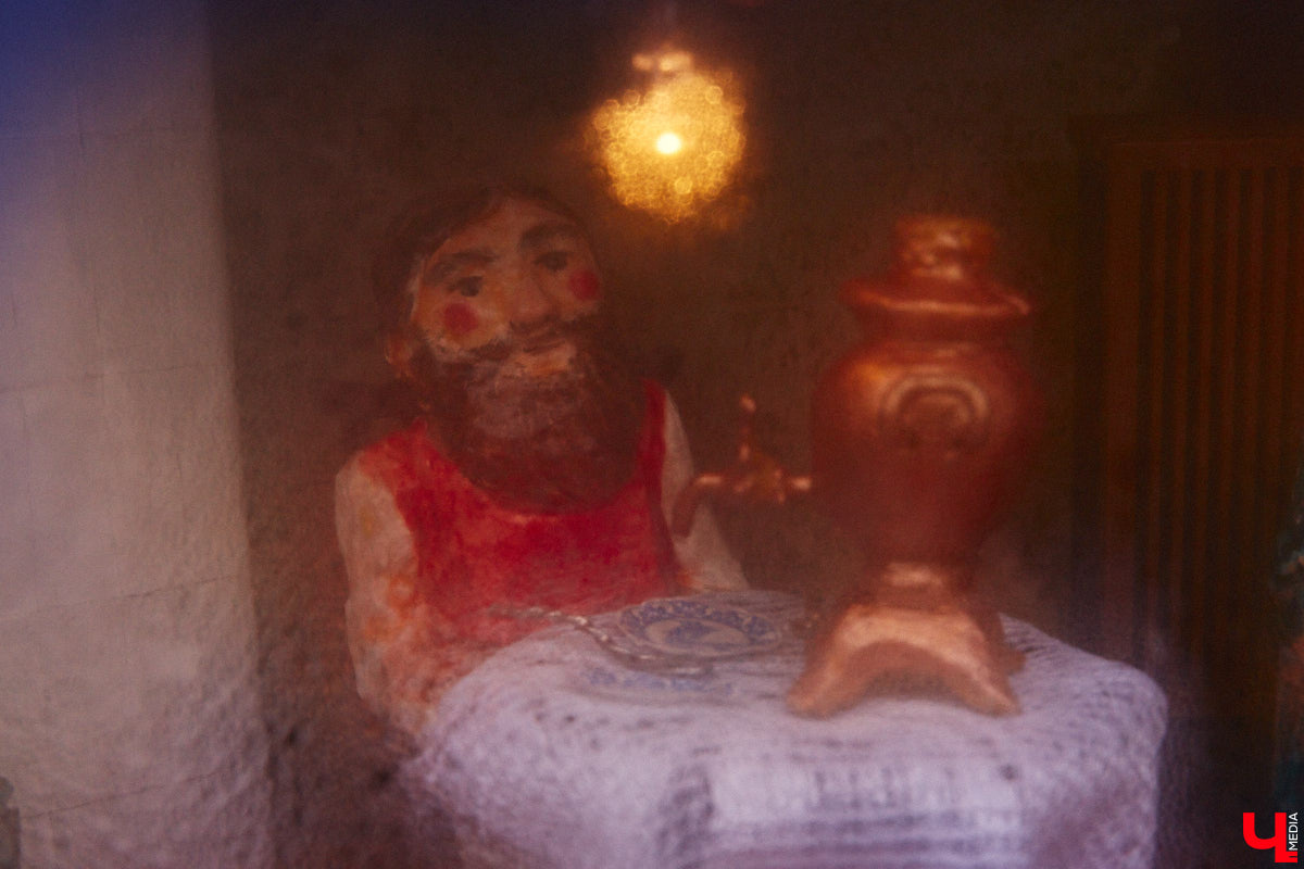 Уличные художники Владимира добавили новое задание к квесту по поиску мини-инсталляций в кирпичных кладках городских зданий. Тринадцатая по счету работа посвящена быту купеческой семьи. И найти ее можно по зажженному огоньку. Мы, например, это уже сделали.