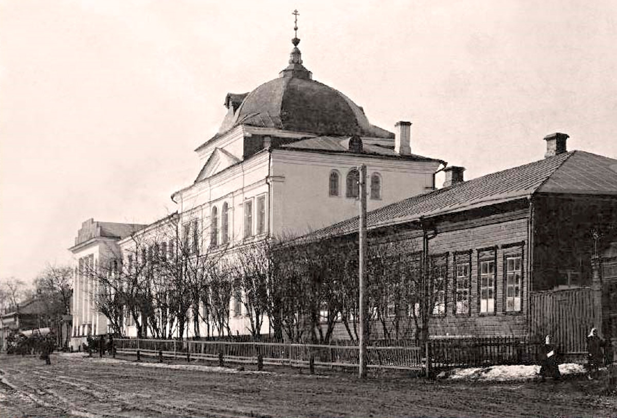 Самым заметным зданием на улице Луначарского является дом № 3. Сейчас в нем располагаются владимирские отделения различных партий и множество общественных организаций. Но многие даже не подозревают, что это величественное здание было построено для первого в городе образовательного заведения для девочек, а старожилы помнят его как совнархоз. Разбираемся в хитросплетениях истории одного большого дома на Луначарке.