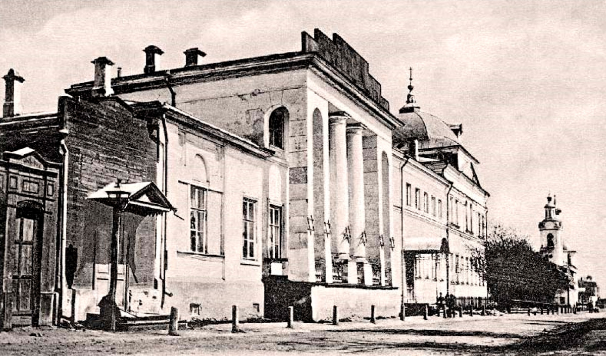 Самым заметным зданием на улице Луначарского является дом № 3. Сейчас в нем располагаются владимирские отделения различных партий и множество общественных организаций. Но многие даже не подозревают, что это величественное здание было построено для первого в городе образовательного заведения для девочек, а старожилы помнят его как совнархоз. Разбираемся в хитросплетениях истории одного большого дома на Луначарке.