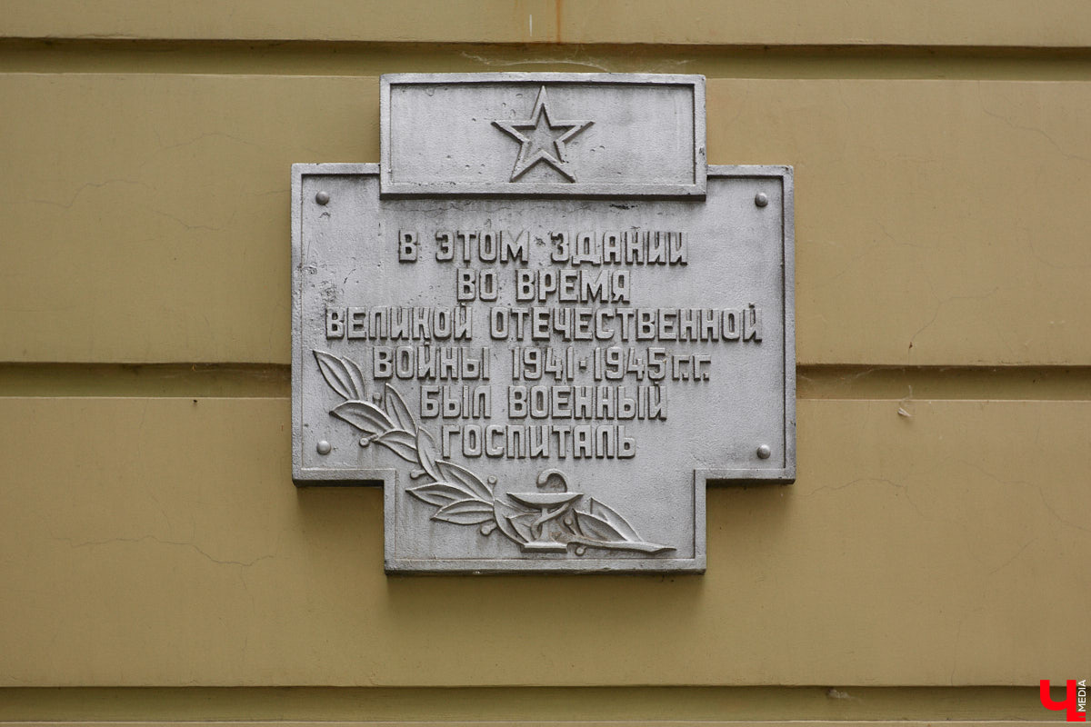 Самым заметным зданием на улице Луначарского является дом № 3. Сейчас в нем располагаются владимирские отделения различных партий и множество общественных организаций. Но многие даже не подозревают, что это величественное здание было построено для первого в городе образовательного заведения для девочек, а старожилы помнят его как совнархоз. Разбираемся в хитросплетениях истории одного большого дома на Луначарке.