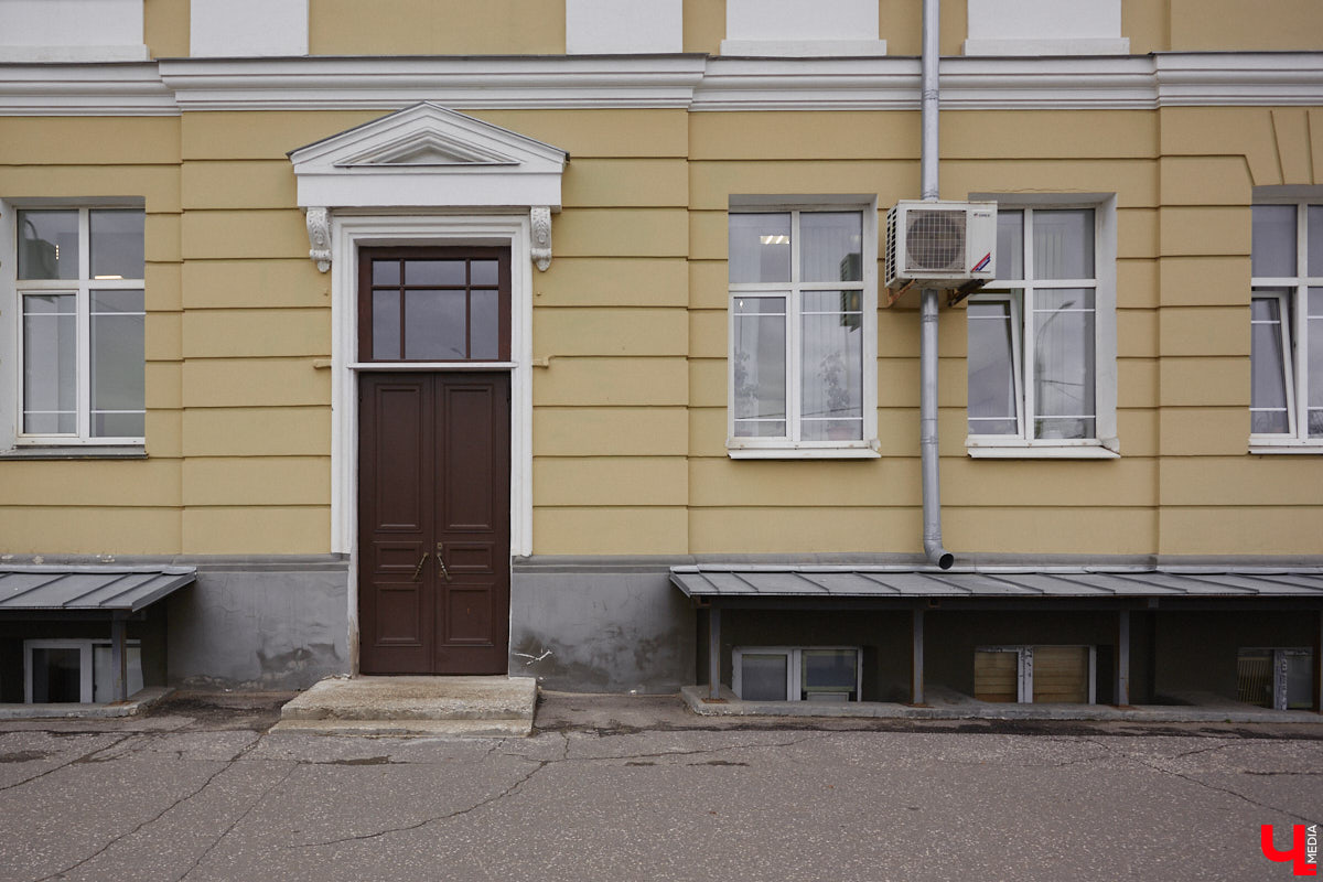 Самым заметным зданием на улице Луначарского является дом № 3. Сейчас в нем располагаются владимирские отделения различных партий и множество общественных организаций. Но многие даже не подозревают, что это величественное здание было построено для первого в городе образовательного заведения для девочек, а старожилы помнят его как совнархоз. Разбираемся в хитросплетениях истории одного большого дома на Луначарке.