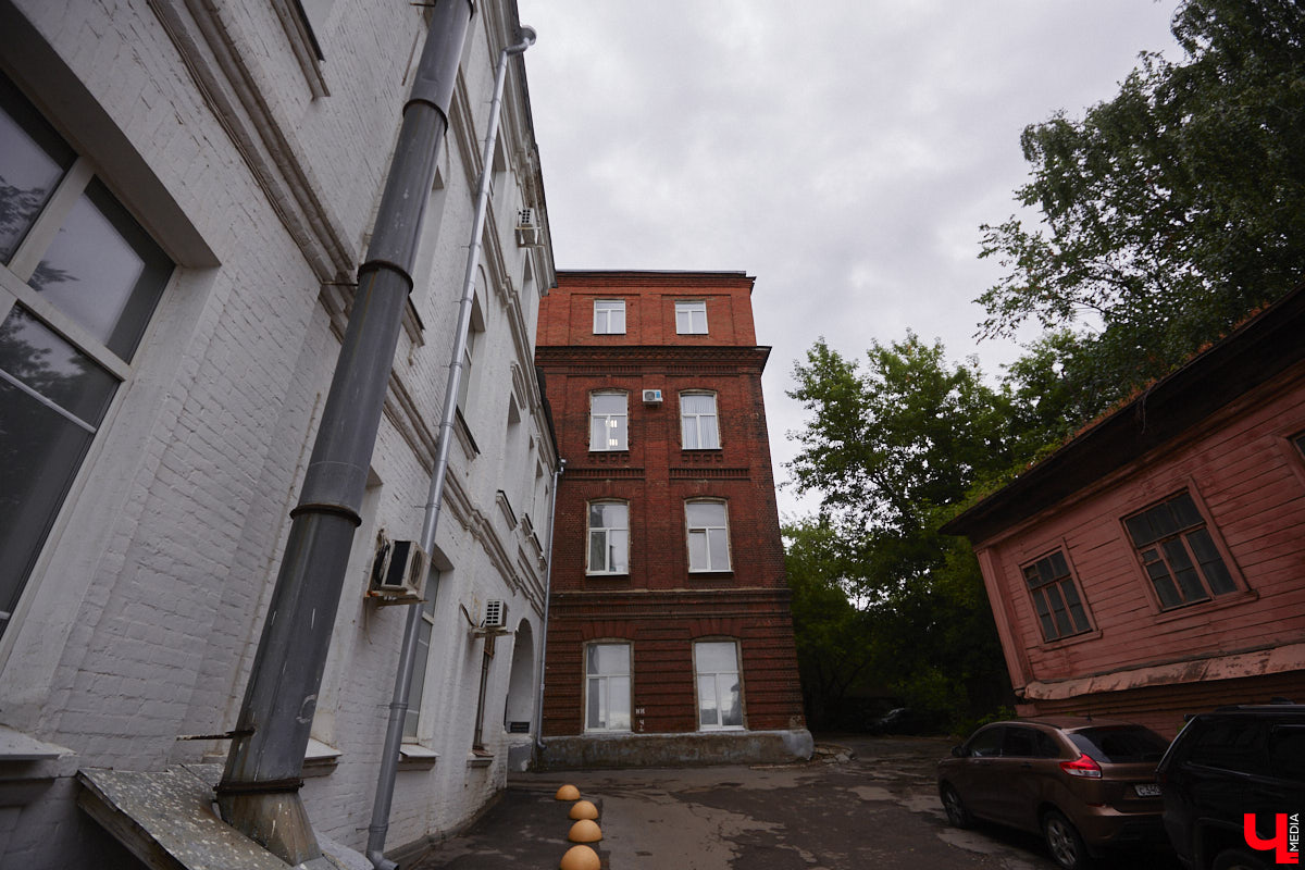 Самым заметным зданием на улице Луначарского является дом № 3. Сейчас в нем располагаются владимирские отделения различных партий и множество общественных организаций. Но многие даже не подозревают, что это величественное здание было построено для первого в городе образовательного заведения для девочек, а старожилы помнят его как совнархоз. Разбираемся в хитросплетениях истории одного большого дома на Луначарке.