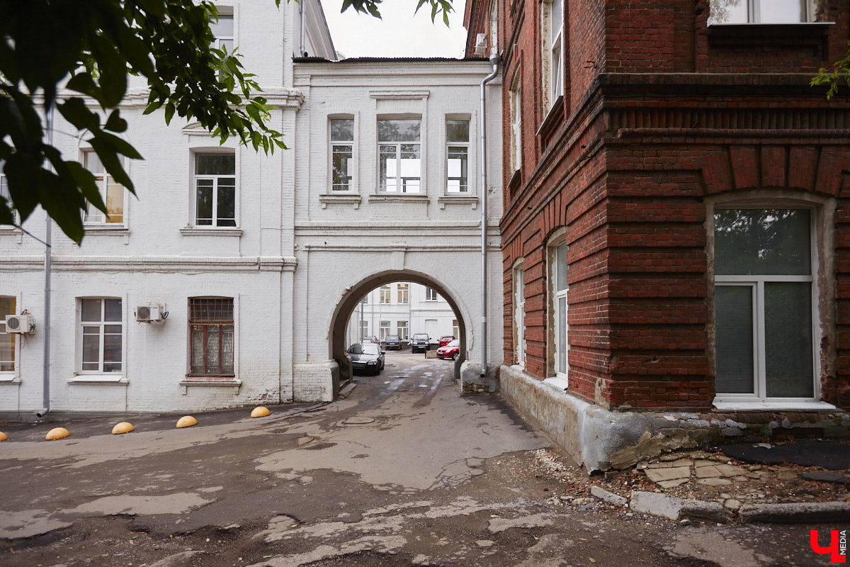 Самым заметным зданием на улице Луначарского является дом № 3. Сейчас в нем располагаются владимирские отделения различных партий и множество общественных организаций. Но многие даже не подозревают, что это величественное здание было построено для первого в городе образовательного заведения для девочек, а старожилы помнят его как совнархоз. Разбираемся в хитросплетениях истории одного большого дома на Луначарке.