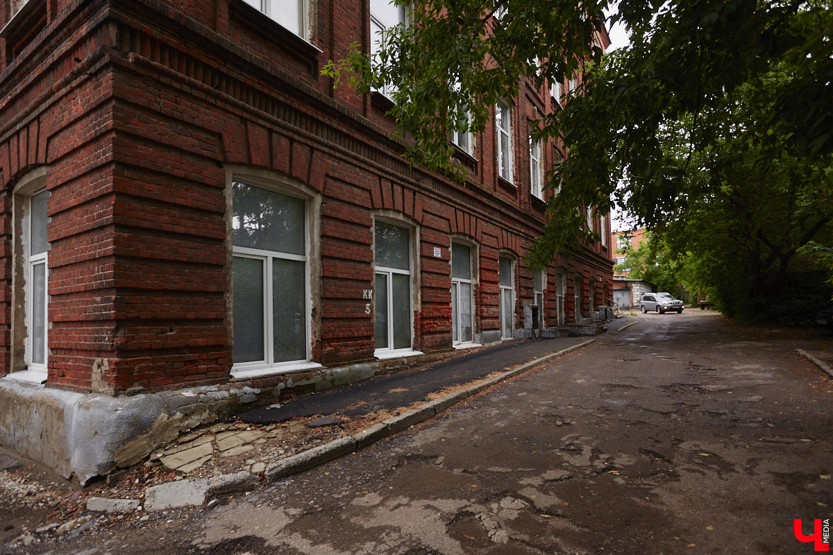 Самым заметным зданием на улице Луначарского является дом № 3. Сейчас в нем располагаются владимирские отделения различных партий и множество общественных организаций. Но многие даже не подозревают, что это величественное здание было построено для первого в городе образовательного заведения для девочек, а старожилы помнят его как совнархоз. Разбираемся в хитросплетениях истории одного большого дома на Луначарке.