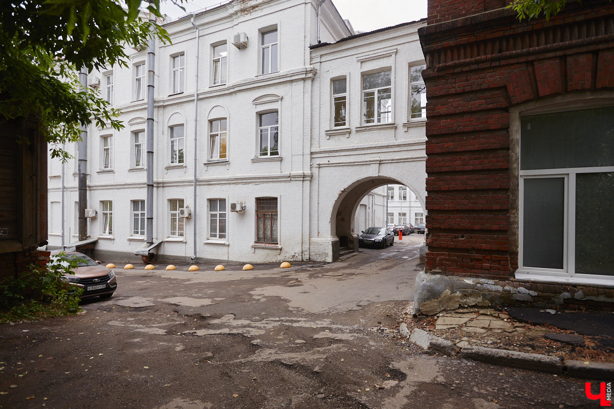 Самым заметным зданием на улице Луначарского является дом № 3. Сейчас в нем располагаются владимирские отделения различных партий и множество общественных организаций. Но многие даже не подозревают, что это величественное здание было построено для первого в городе образовательного заведения для девочек, а старожилы помнят его как совнархоз. Разбираемся в хитросплетениях истории одного большого дома на Луначарке.