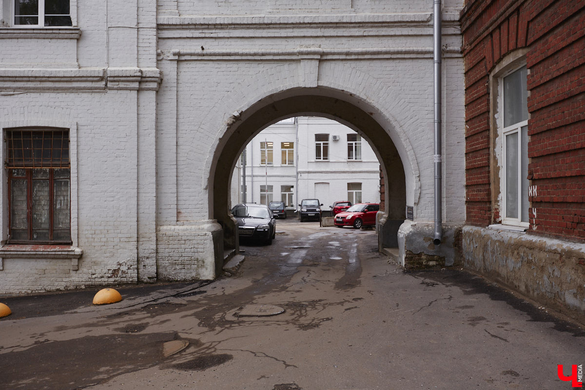 Самым заметным зданием на улице Луначарского является дом № 3. Сейчас в нем располагаются владимирские отделения различных партий и множество общественных организаций. Но многие даже не подозревают, что это величественное здание было построено для первого в городе образовательного заведения для девочек, а старожилы помнят его как совнархоз. Разбираемся в хитросплетениях истории одного большого дома на Луначарке.