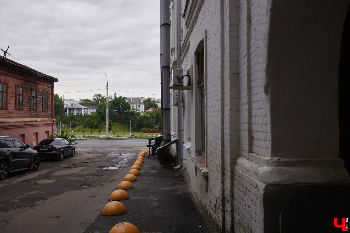 Самым заметным зданием на улице Луначарского является дом № 3. Сейчас в нем располагаются владимирские отделения различных партий и множество общественных организаций. Но многие даже не подозревают, что это величественное здание было построено для первого в городе образовательного заведения для девочек, а старожилы помнят его как совнархоз. Разбираемся в хитросплетениях истории одного большого дома на Луначарке.