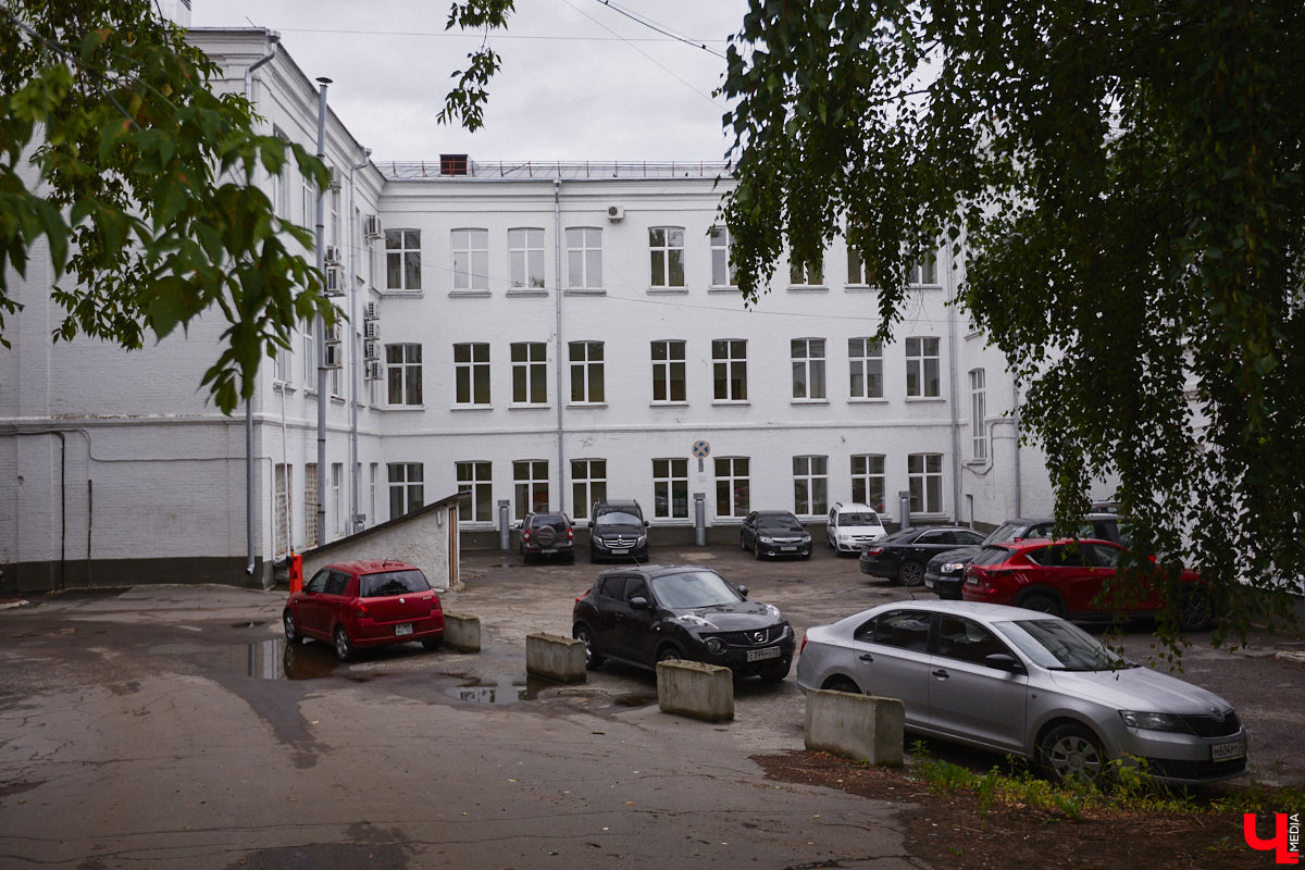 Самым заметным зданием на улице Луначарского является дом № 3. Сейчас в нем располагаются владимирские отделения различных партий и множество общественных организаций. Но многие даже не подозревают, что это величественное здание было построено для первого в городе образовательного заведения для девочек, а старожилы помнят его как совнархоз. Разбираемся в хитросплетениях истории одного большого дома на Луначарке.