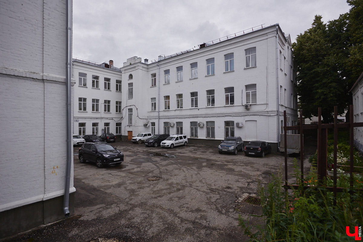 Самым заметным зданием на улице Луначарского является дом № 3. Сейчас в нем располагаются владимирские отделения различных партий и множество общественных организаций. Но многие даже не подозревают, что это величественное здание было построено для первого в городе образовательного заведения для девочек, а старожилы помнят его как совнархоз. Разбираемся в хитросплетениях истории одного большого дома на Луначарке.