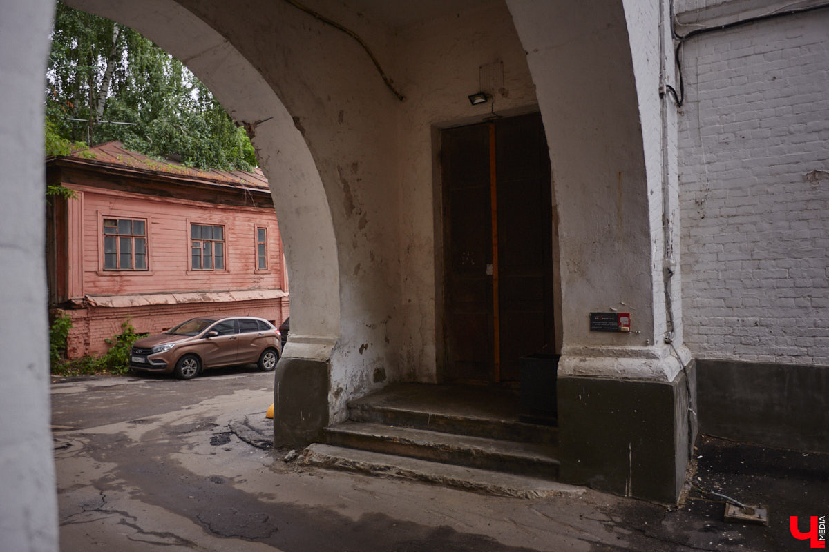 Самым заметным зданием на улице Луначарского является дом № 3. Сейчас в нем располагаются владимирские отделения различных партий и множество общественных организаций. Но многие даже не подозревают, что это величественное здание было построено для первого в городе образовательного заведения для девочек, а старожилы помнят его как совнархоз. Разбираемся в хитросплетениях истории одного большого дома на Луначарке.