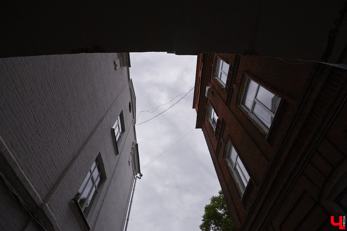 Самым заметным зданием на улице Луначарского является дом № 3. Сейчас в нем располагаются владимирские отделения различных партий и множество общественных организаций. Но многие даже не подозревают, что это величественное здание было построено для первого в городе образовательного заведения для девочек, а старожилы помнят его как совнархоз. Разбираемся в хитросплетениях истории одного большого дома на Луначарке.