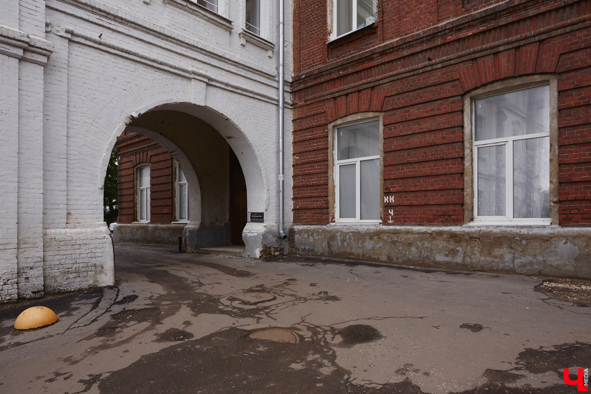 Самым заметным зданием на улице Луначарского является дом № 3. Сейчас в нем располагаются владимирские отделения различных партий и множество общественных организаций. Но многие даже не подозревают, что это величественное здание было построено для первого в городе образовательного заведения для девочек, а старожилы помнят его как совнархоз. Разбираемся в хитросплетениях истории одного большого дома на Луначарке.