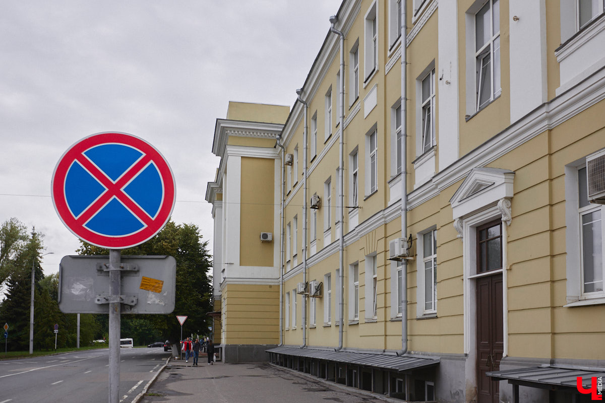 Самым заметным зданием на улице Луначарского является дом № 3. Сейчас в нем располагаются владимирские отделения различных партий и множество общественных организаций. Но многие даже не подозревают, что это величественное здание было построено для первого в городе образовательного заведения для девочек, а старожилы помнят его как совнархоз. Разбираемся в хитросплетениях истории одного большого дома на Луначарке.