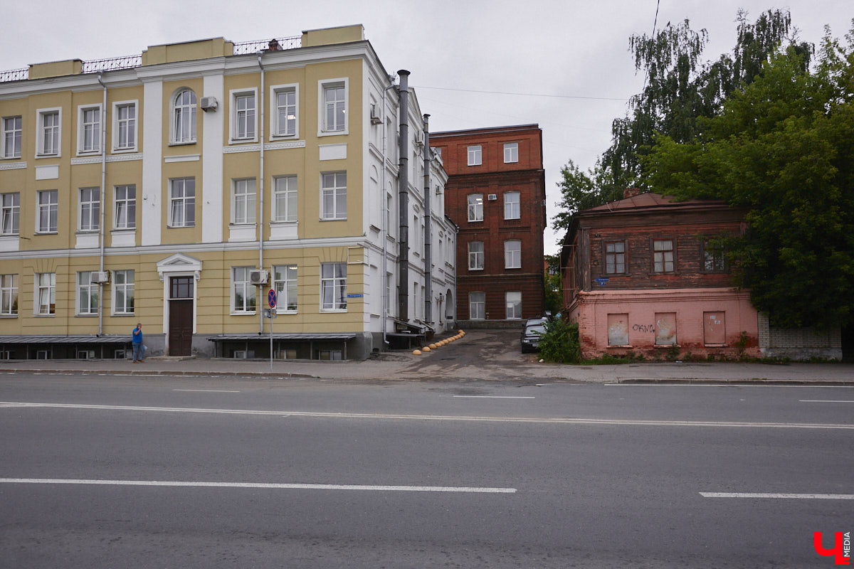 Самым заметным зданием на улице Луначарского является дом № 3. Сейчас в нем располагаются владимирские отделения различных партий и множество общественных организаций. Но многие даже не подозревают, что это величественное здание было построено для первого в городе образовательного заведения для девочек, а старожилы помнят его как совнархоз. Разбираемся в хитросплетениях истории одного большого дома на Луначарке.