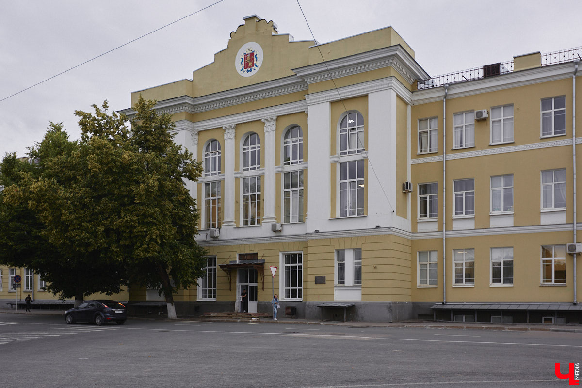 Самым заметным зданием на улице Луначарского является дом № 3. Сейчас в нем располагаются владимирские отделения различных партий и множество общественных организаций. Но многие даже не подозревают, что это величественное здание было построено для первого в городе образовательного заведения для девочек, а старожилы помнят его как совнархоз. Разбираемся в хитросплетениях истории одного большого дома на Луначарке.