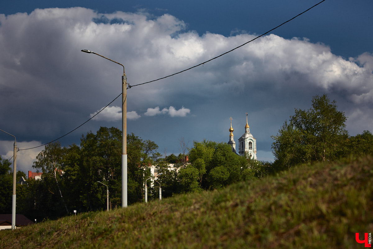 Нас пугали, что лето 2023 года станет самым жарким за 150 лет, но июнь смыл все ожидания прохладным дождем. Теперь эстафету перехватил его братец — июль. Согласно прогнозам, месяц решительно настроен на тепло, правда, стартует он не только с высокой температуры, но и с локальных дождей на пару с грозами, которые создадут в 33-м регионе атмосферу тропического острова.