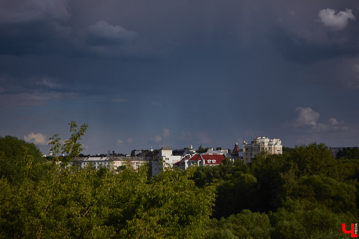 Нас пугали, что лето 2023 года станет самым жарким за 150 лет, но июнь смыл все ожидания прохладным дождем. Теперь эстафету перехватил его братец — июль. Согласно прогнозам, месяц решительно настроен на тепло, правда, стартует он не только с высокой температуры, но и с локальных дождей на пару с грозами, которые создадут в 33-м регионе атмосферу тропического острова.